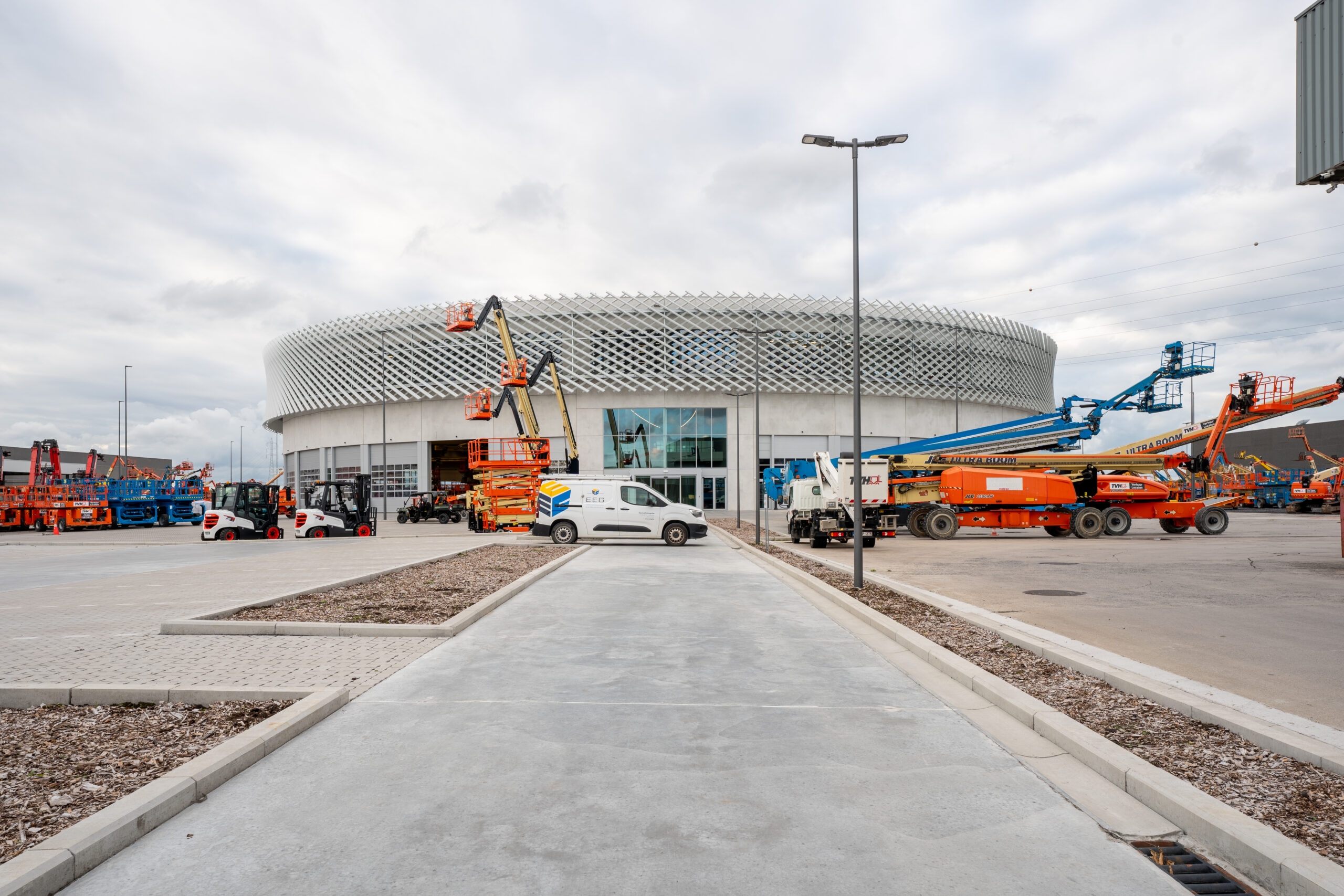 Multitechnieken voor het nieuwe iconische gebouw van TVH Equipment Waregem