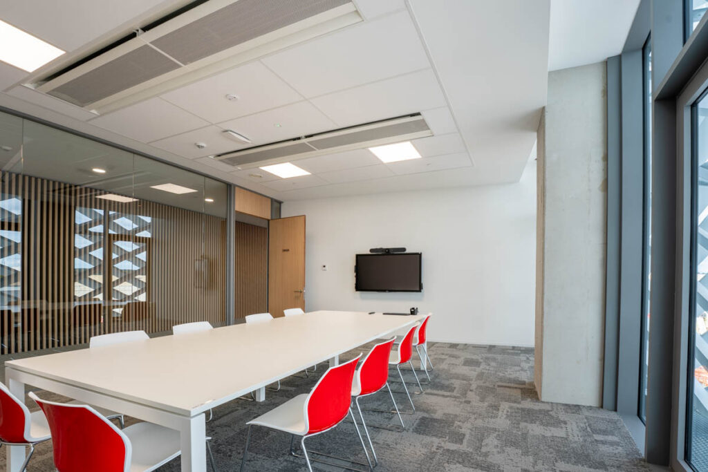 Multitechnieken voor het nieuwe iconische gebouw van TVH Equipment Waregem