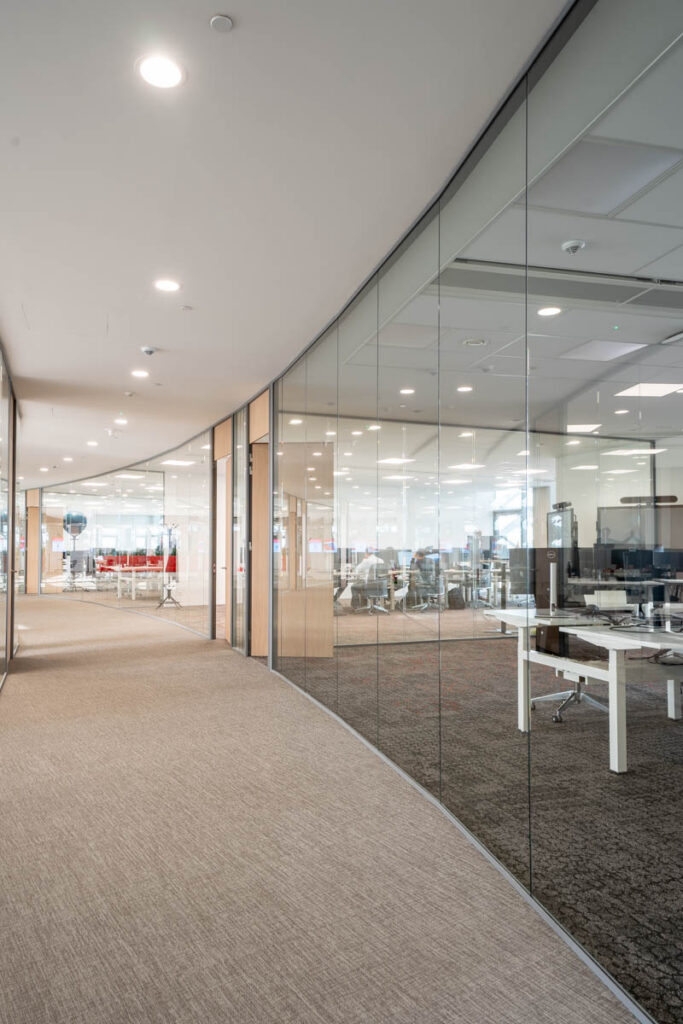 Multitechnieken voor het nieuwe iconische gebouw van TVH Equipment Waregem