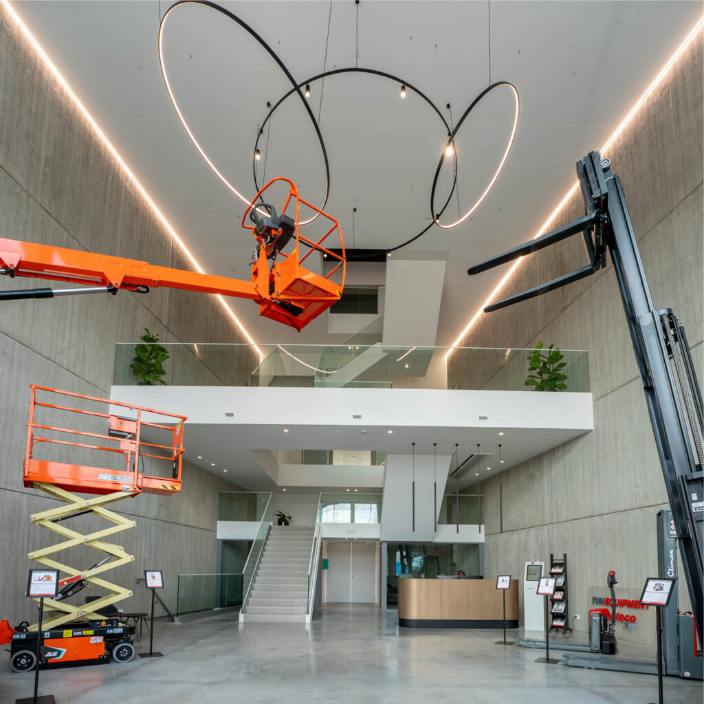Multitechnieken voor het nieuwe iconische gebouw van TVH Equipment Waregem