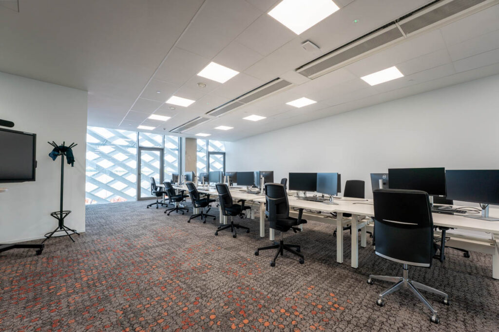 Multitechnieken voor het nieuwe iconische gebouw van TVH Equipment Waregem