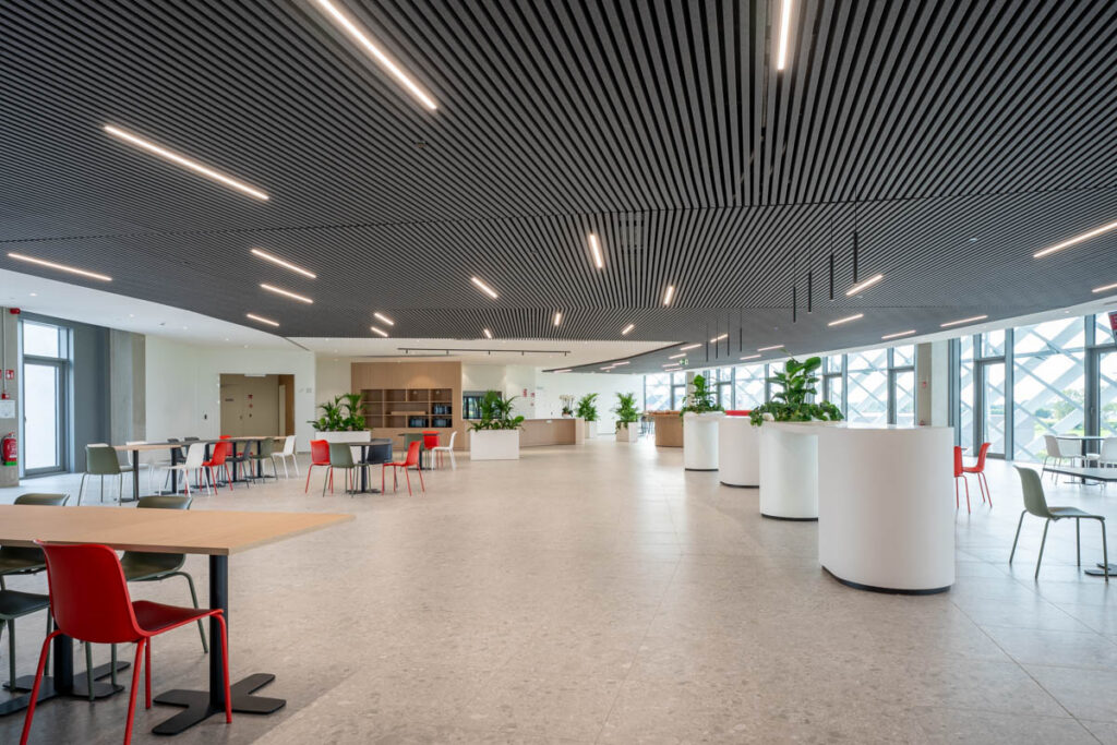 Multitechnieken voor het nieuwe iconische gebouw van TVH Equipment Waregem