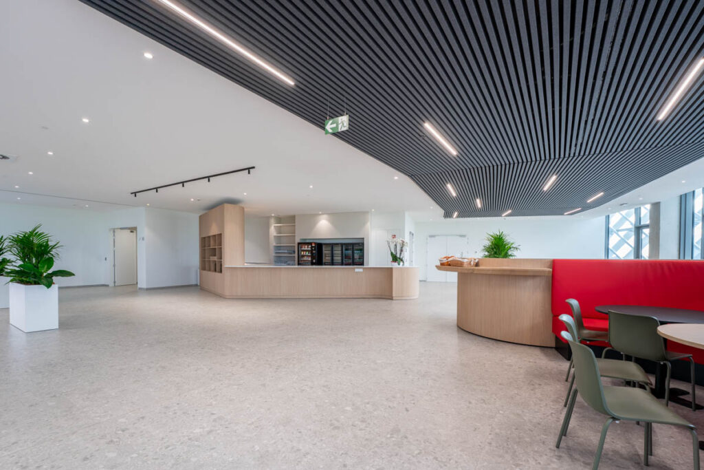 Multitechnieken voor het nieuwe iconische gebouw van TVH Equipment Waregem