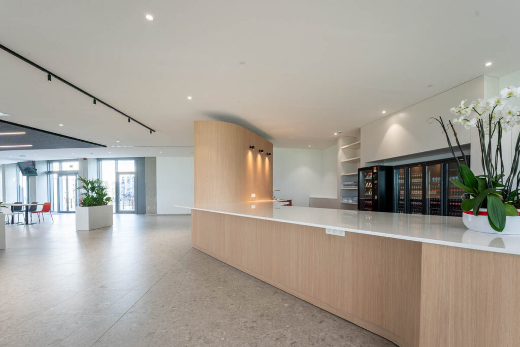 Multitechnieken voor het nieuwe iconische gebouw van TVH Equipment Waregem