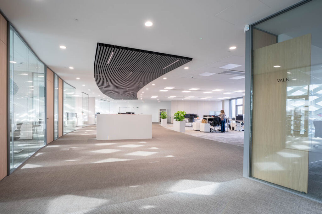 Multitechnieken voor het nieuwe iconische gebouw van TVH Equipment Waregem