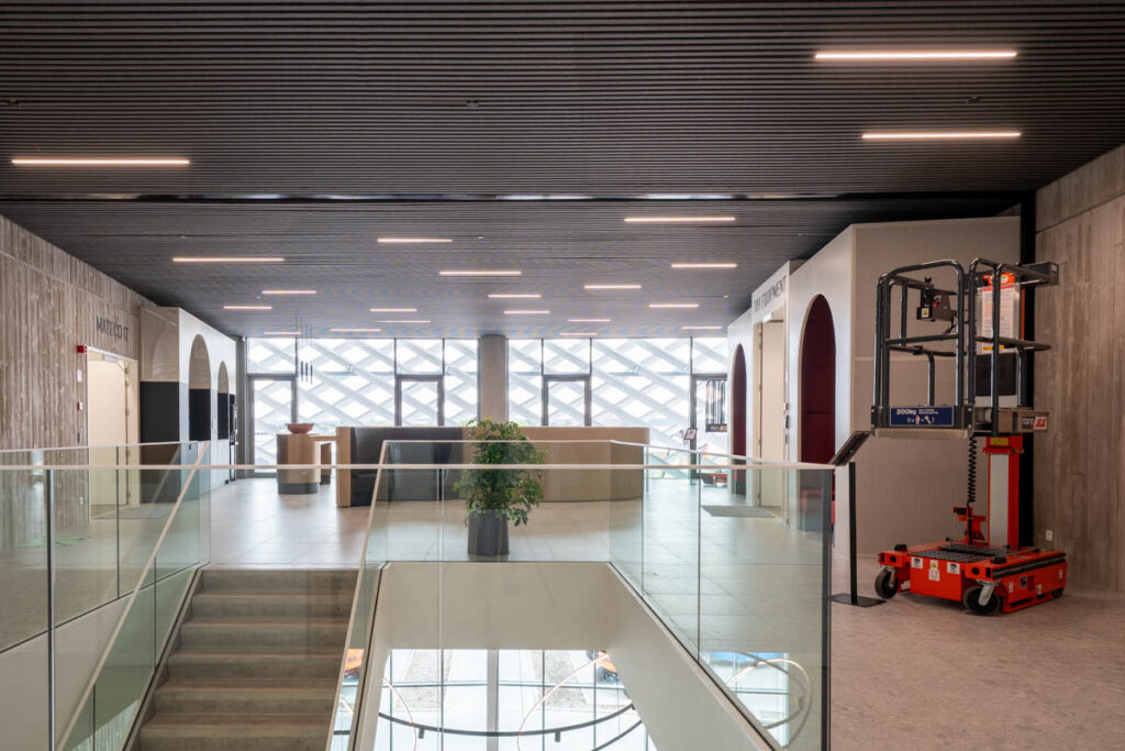 Multitechnieken voor het nieuwe iconische gebouw van TVH Equipment Waregem