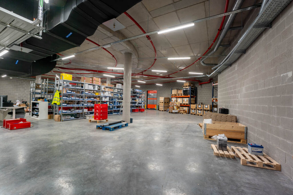 Multitechnieken voor het nieuwe iconische gebouw van TVH Equipment Waregem