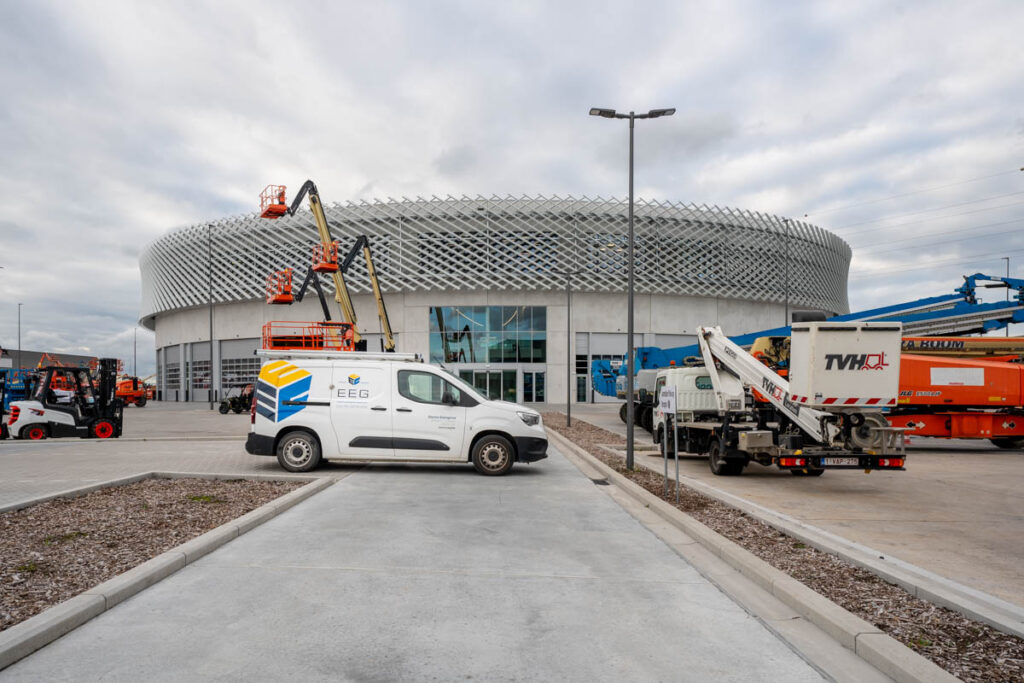 Multitechnieken voor het nieuwe iconische gebouw van TVH Equipment Waregem